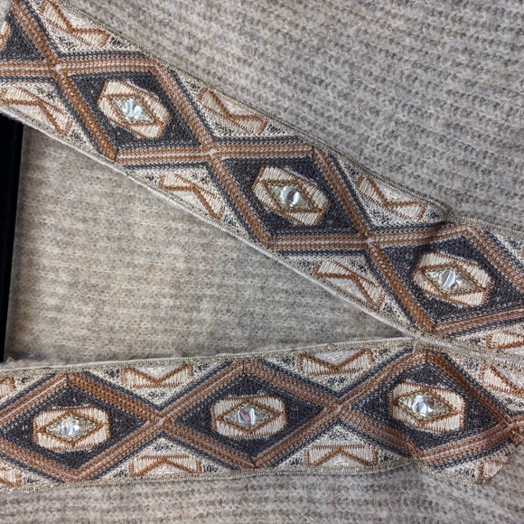 Chic Beige V-Neck Sweater with Intricate Pattern - Picture 5 of 9